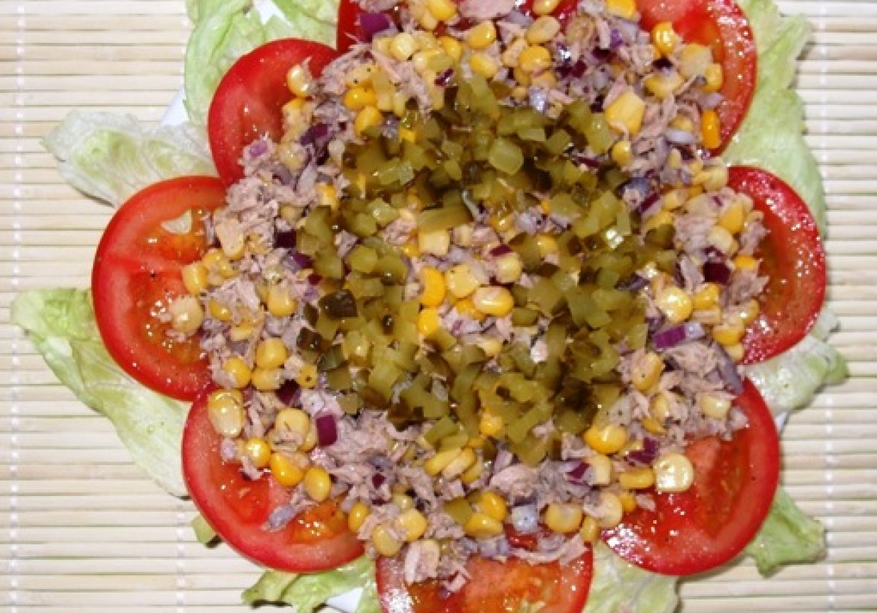 Salatka z tuńczykiem i pomidorami foto