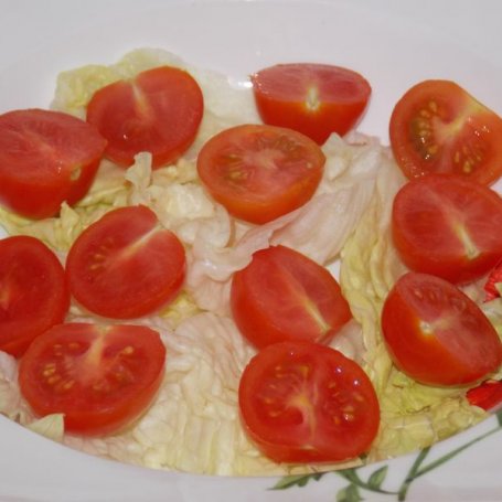 Krok 1 - Sałatka z tuńczykiem i pomidorkami foto