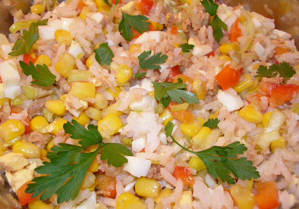 Sałatka z tuńczykiem i ryżem jaśminowym foto