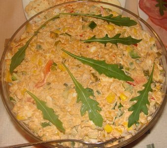 Fotografia przedstawiająca Sałatka z tuńczykiem i ryżem