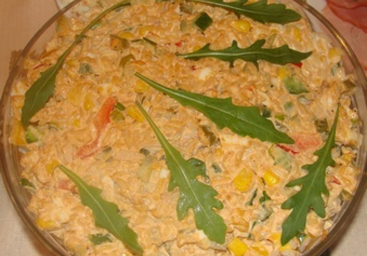 Sałatka z tuńczykiem i ryżem foto