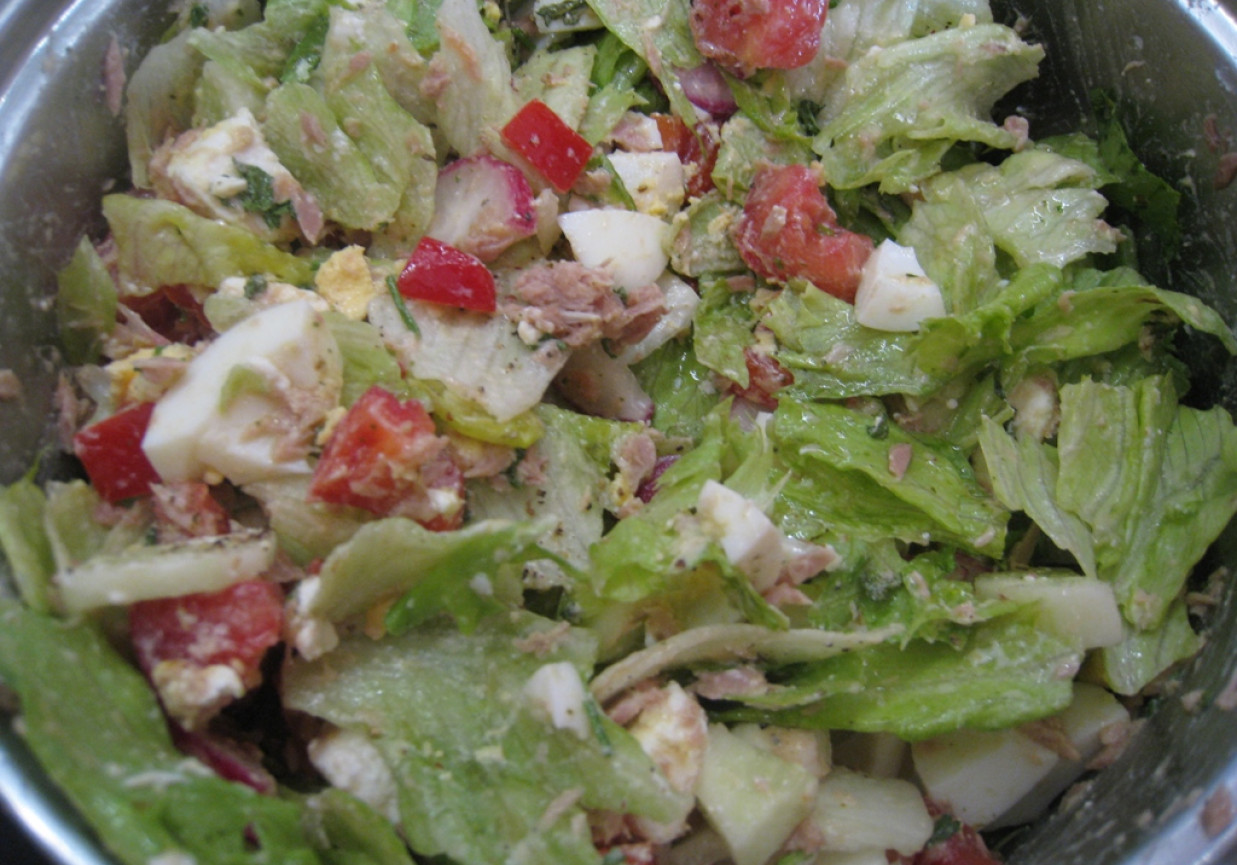 Sałatka z tuńczykiem i warzywami foto