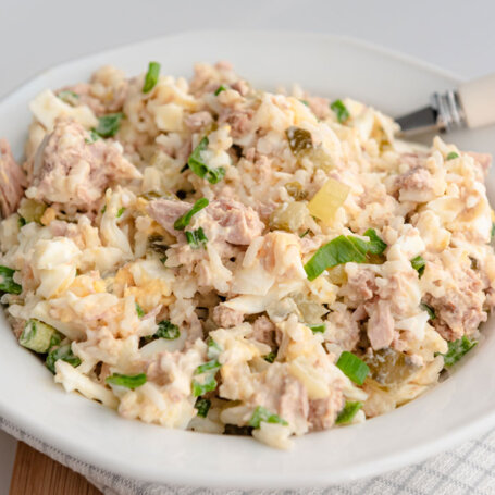 Krok 4 - Sałatka z tuńczykiem i serem żółtym foto