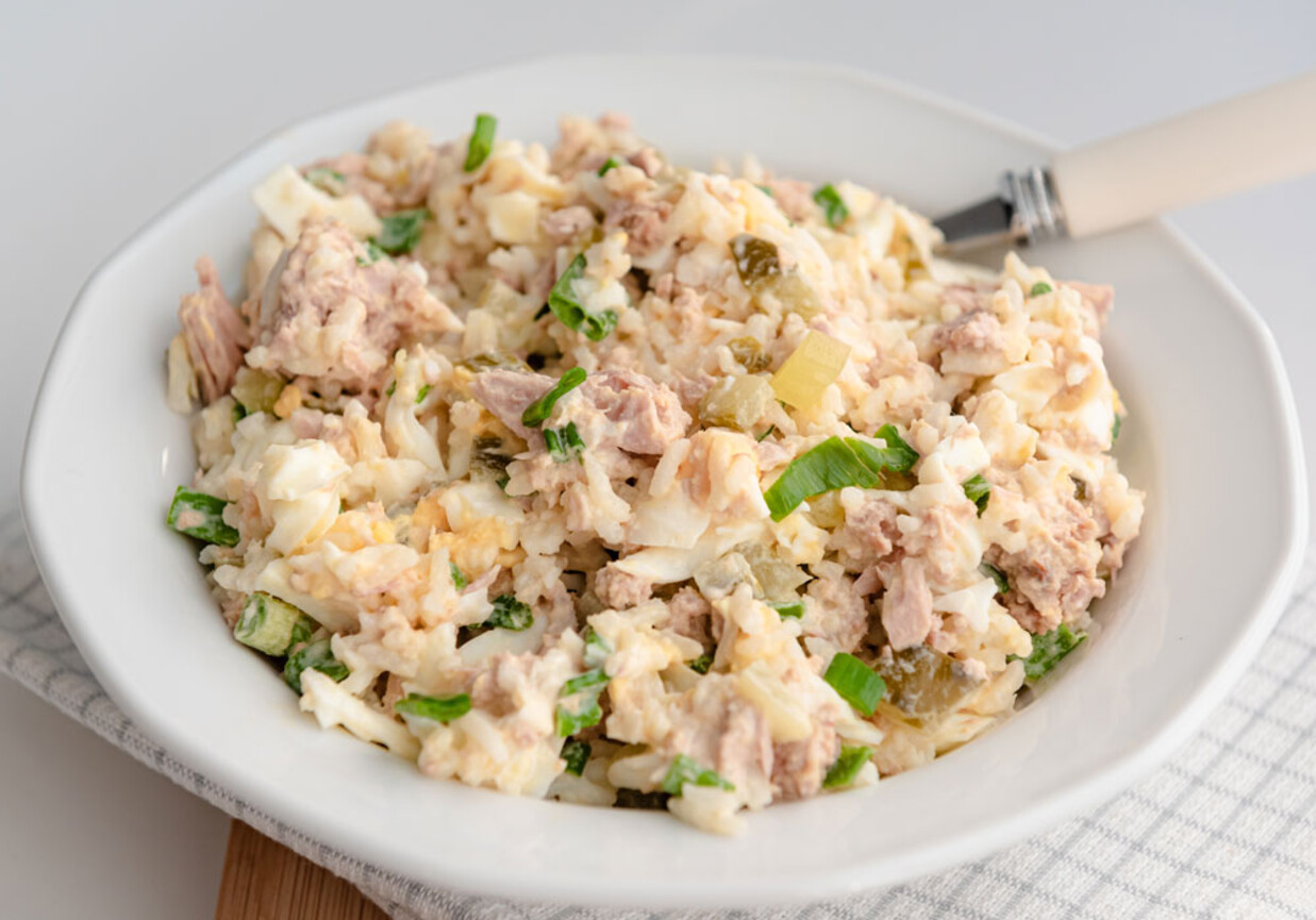 Sałatka z tuńczykiem i serem żółtym foto