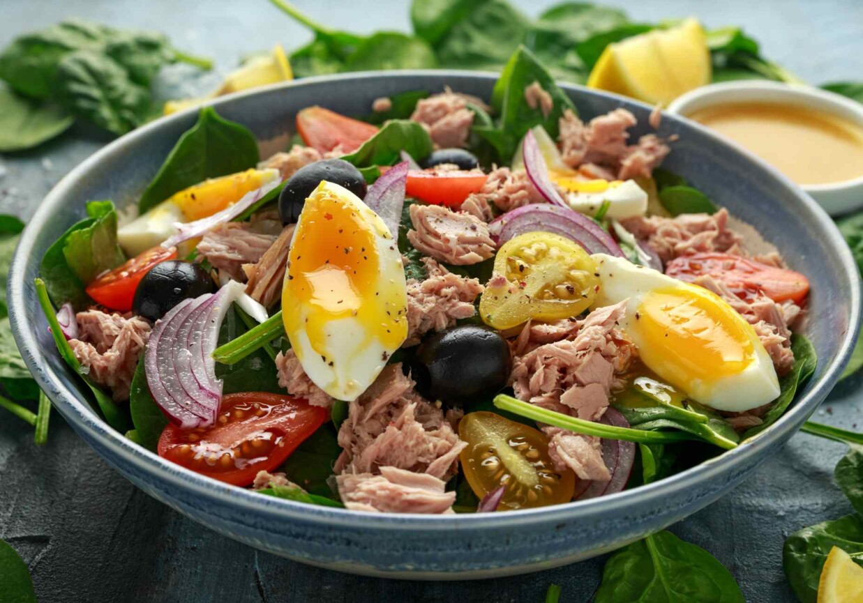 Sałatka z tuńczykiem, jajkiem i fasolką szparagową foto