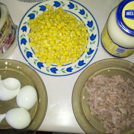 Krok 1 - Sałatka z tuńczykiem kukurydzą i jajkiem foto