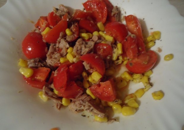 Fotografia przedstawiająca Sałatka z tuńczykiem, kukurydzą i pomidorami