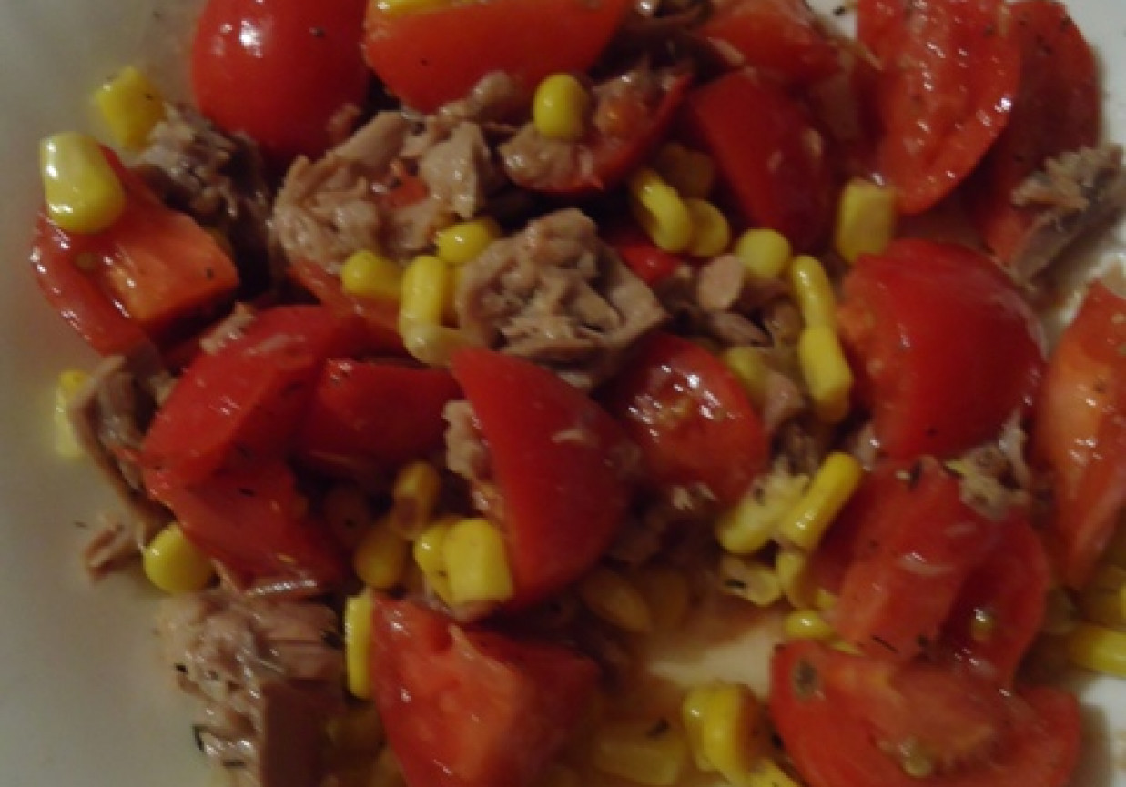 Sałatka z tuńczykiem, kukurydzą i pomidorami foto