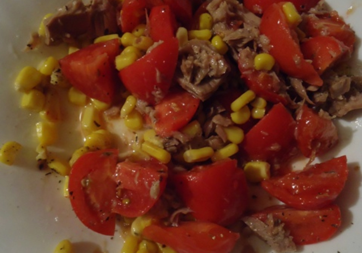 Sałatka z tuńczykiem, kukurydzą i pomidorami foto