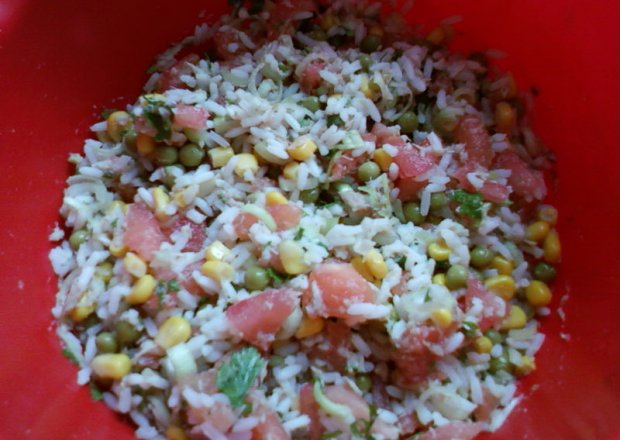 Fotografia przedstawiająca Sałatka z tuńczykiem pomidorami, ryżem bez majonezu