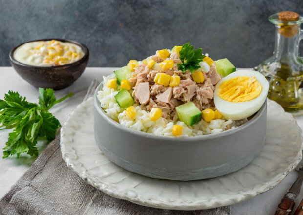 Fotografia przedstawiająca Sałatka z tuńczykiem, ryżem, jajkiem i ogórkiem