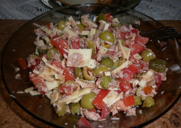 Fotografia przedstawiająca Salatka z tuńczykiem