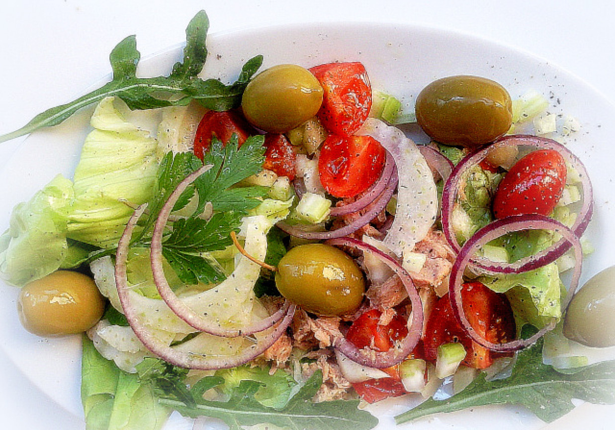 Sałatka z tuńczykiem,pomidorami i oliwkami foto