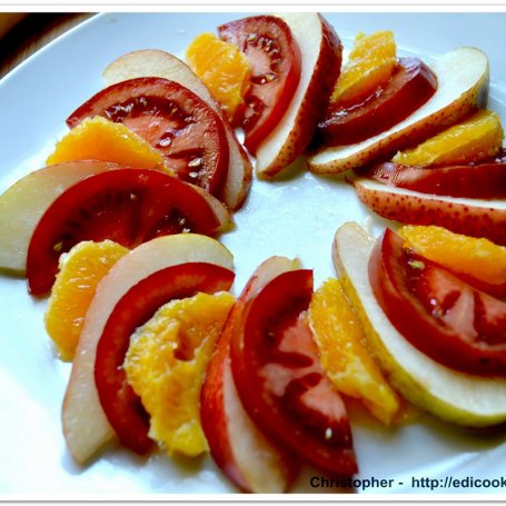 Krok 5 - Sałatka z tygrysich  pomidorów z owocami. foto