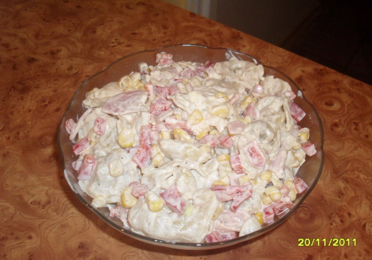 Sałatka z uszkami z mięsem. foto