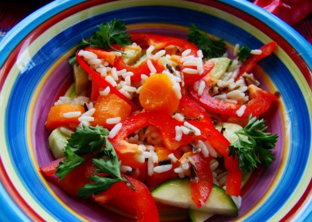 Fotografia przedstawiająca Sałatka z warzyw i ryżu z czosnkowym sosem