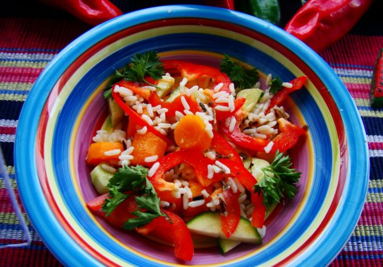 Sałatka z warzyw i ryżu z czosnkowym sosem foto