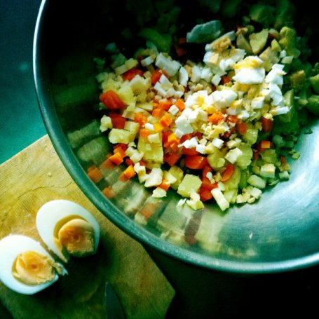 Krok 3 - Sałatka z warzyw z jajkami i jabłkiem foto