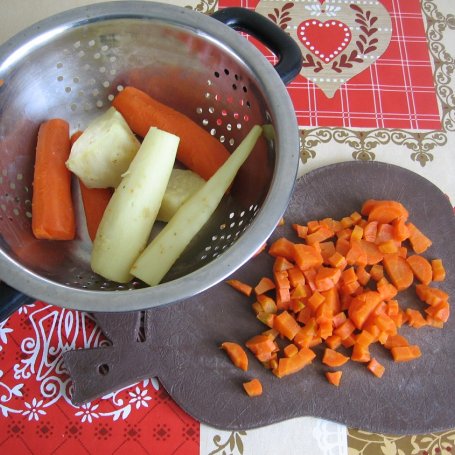 Krok 1 - Sałatka z warzyw z rosołu i papryki konserwowej foto