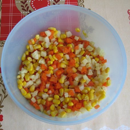 Krok 2 - Sałatka z warzyw z rosołu i papryki konserwowej foto
