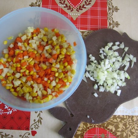 Krok 3 - Sałatka z warzyw z rosołu i papryki konserwowej foto