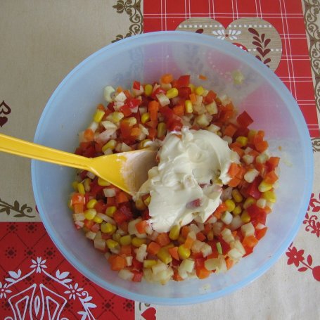 Krok 6 - Sałatka z warzyw z rosołu i papryki konserwowej foto