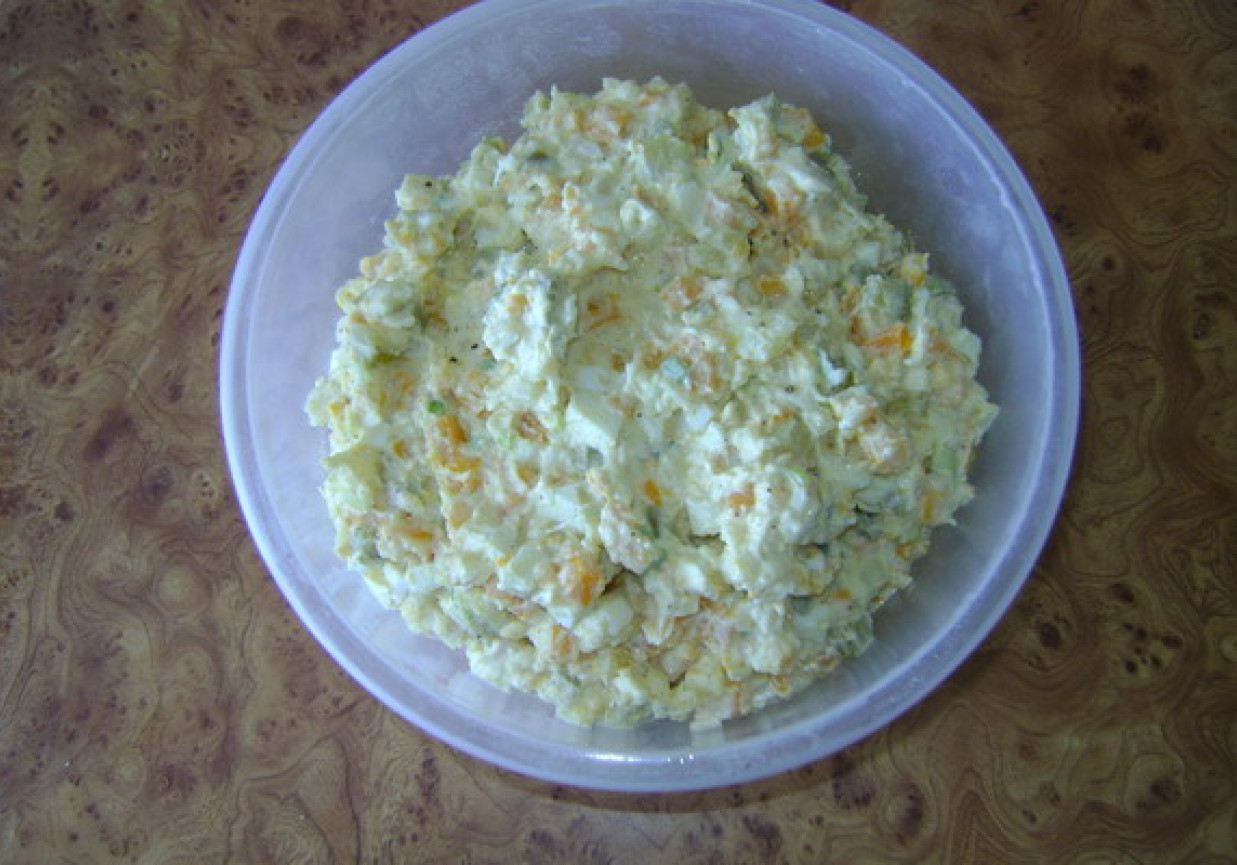 Sałatka z warzyw z rosołu. foto