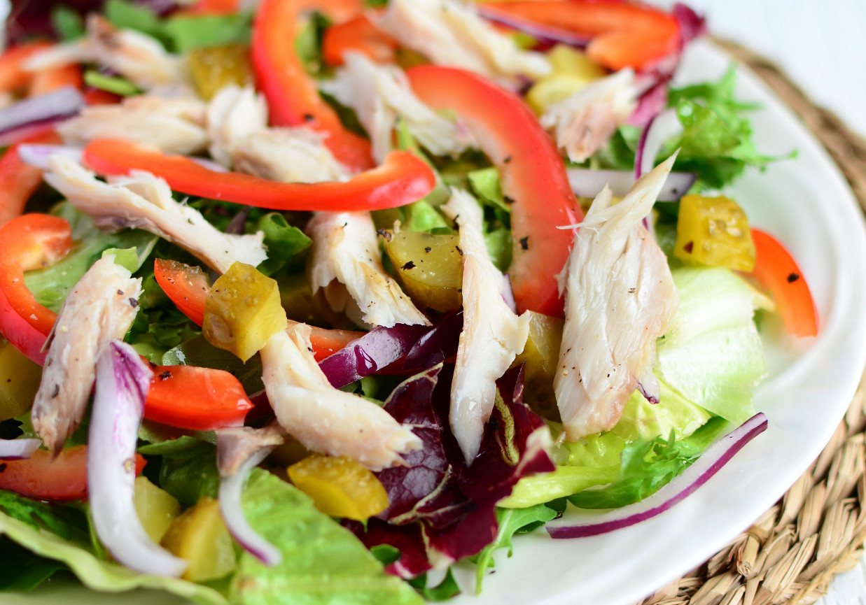 Sałatka z wędzoną makrelą i kiszonym ogórkiem  foto