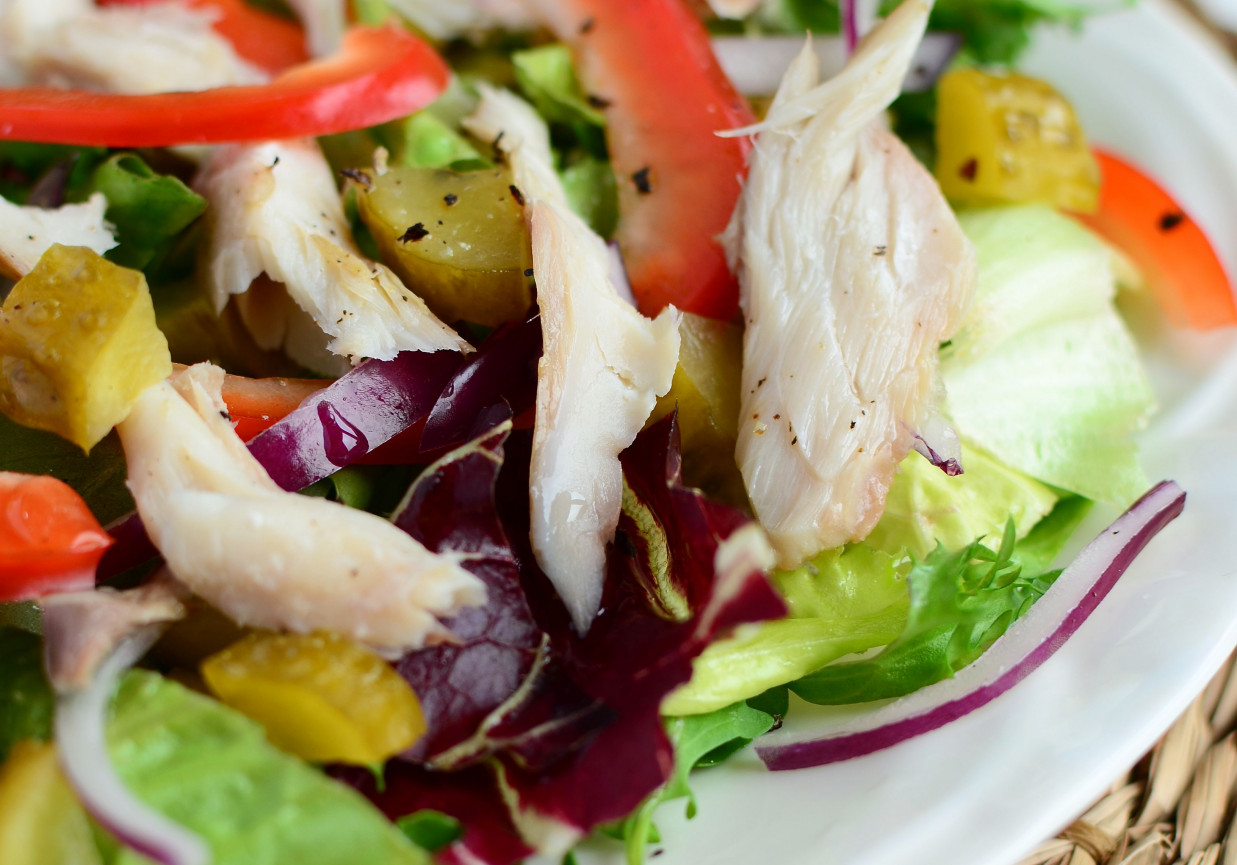 Sałatka z wędzoną makrelą i kiszonym ogórkiem  foto