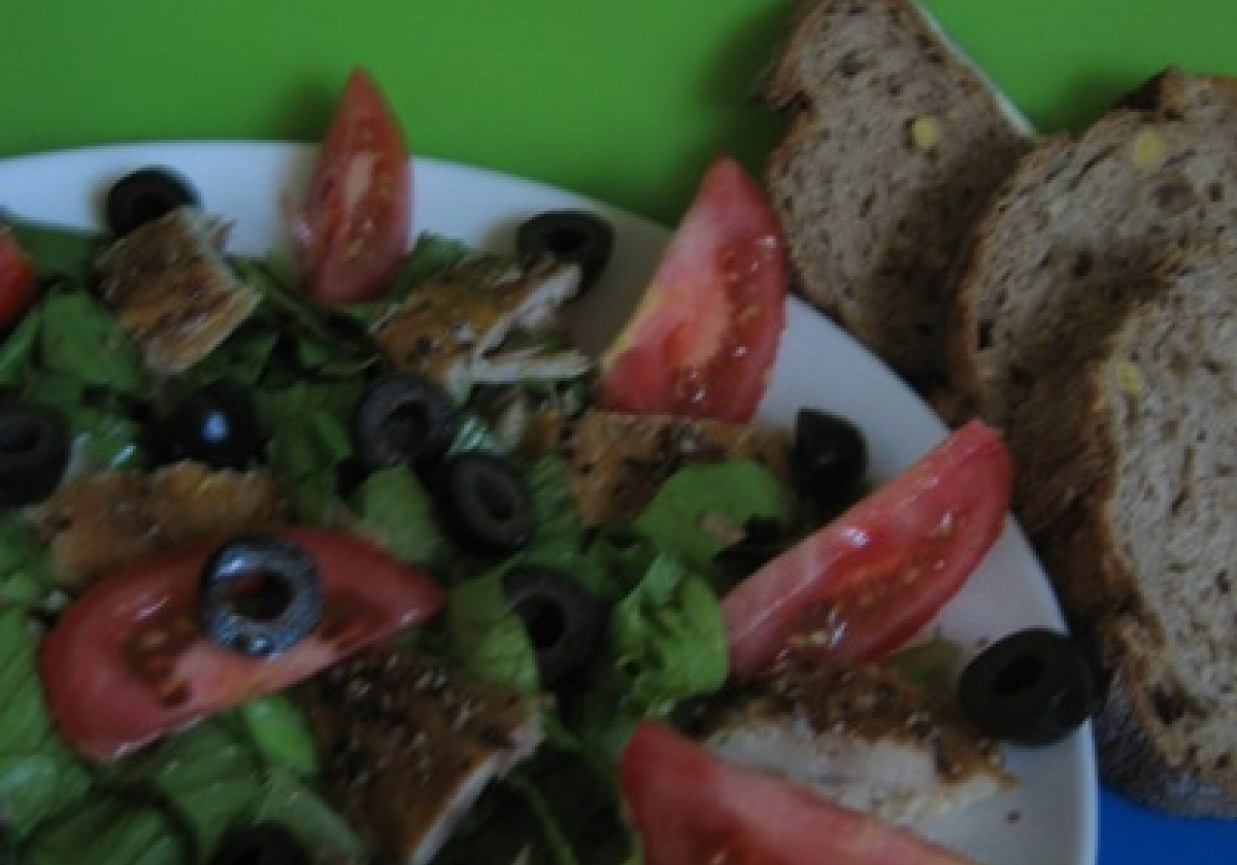 sałatka z wędzoną makrelą, pomidorem i oliwkami na sałacie foto