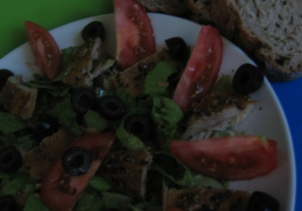 sałatka z wędzoną makrelą, pomidorem i oliwkami na sałacie foto