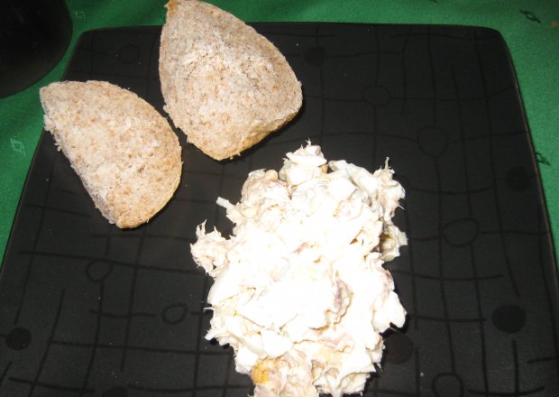 Fotografia przedstawiająca Sałatka z wędzonej makreli z cebulką i jajkiem