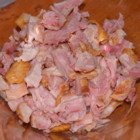 Krok 2 - sałatka z wędzonym kurczakiem, ananasem, granatem i orzechami włoskimi foto