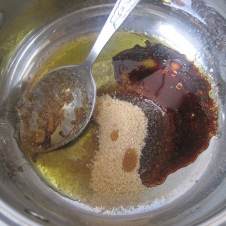Krok 1 - Sałatka z wędzonym łososiem i sosem balsamicznym foto