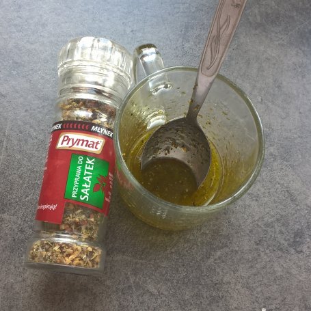 Krok 5 - Sałatka z wędzonym łososiem, pomidorkami koktajlowymi i kaparami foto