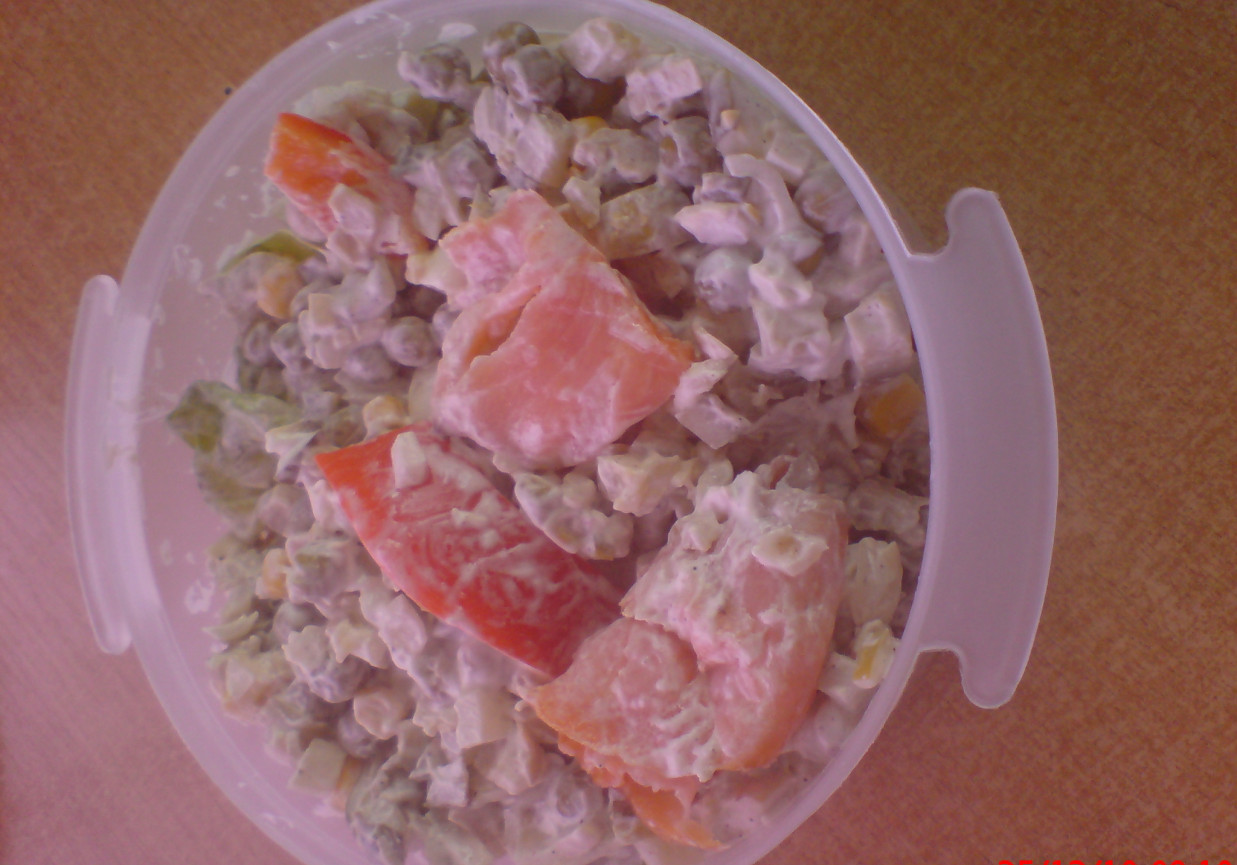 sałatka z wędzonym łososiem foto