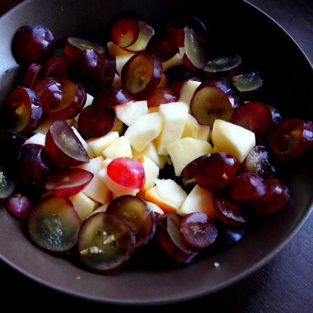 Krok 1 - Sałatka z winogrona, jabłka, camembert i prażonym słonecznikiem foto