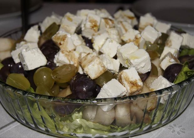 Fotografia przedstawiająca Sałatka z winogrona, sałaty, sera feta i gruszkami