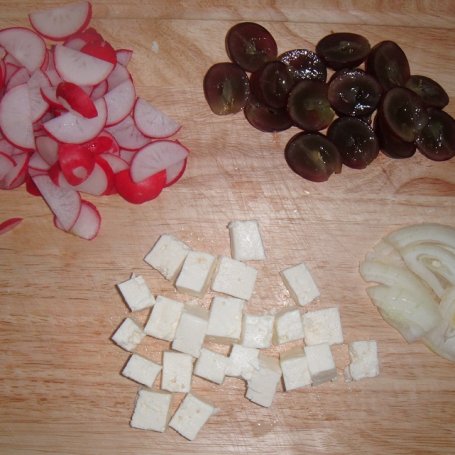 Krok 2 - Sałatka z winogronami i rzodkiewką foto