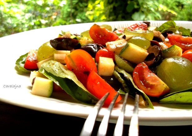 Fotografia przedstawiająca sałatka z winogronem, cukinią, oliwkami i pomidorkami