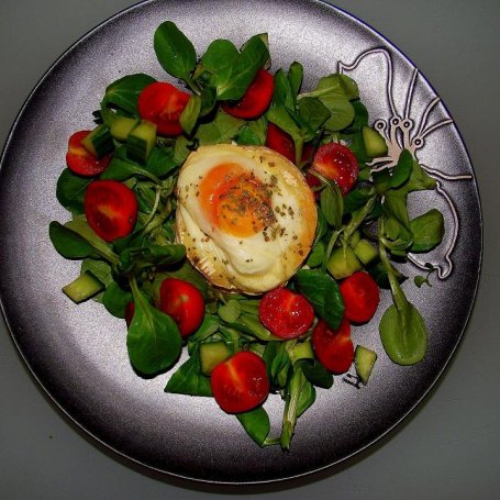 Krok 5 - Sałatka z zapiekanym camembert i jajkiem. foto