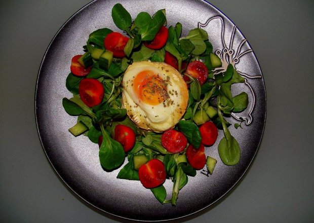 Fotografia przedstawiająca Sałatka z zapiekanym camembert i jajkiem.