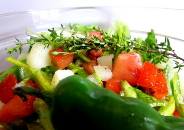 Fotografia przedstawiająca Sałatka z zielonej papryki i pomidorów