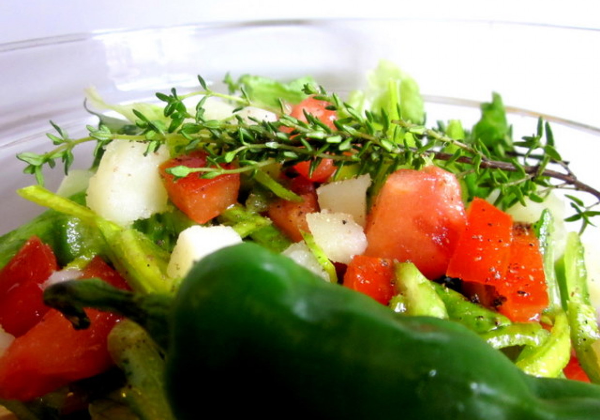 Sałatka z zielonej papryki i pomidorów foto