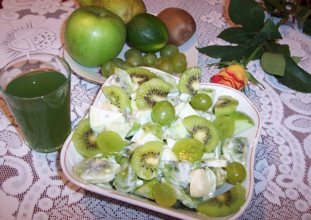 Fotografia przedstawiająca Sałatka z zielonych owoców