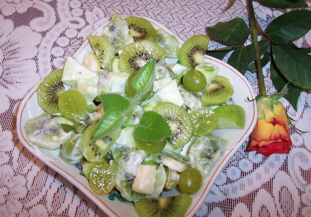 Sałatka z zielonych owoców foto