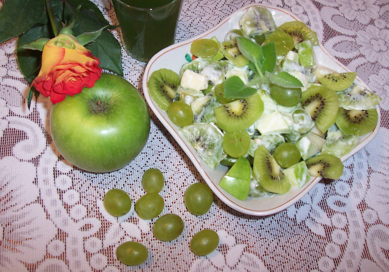 Sałatka z zielonych owoców foto