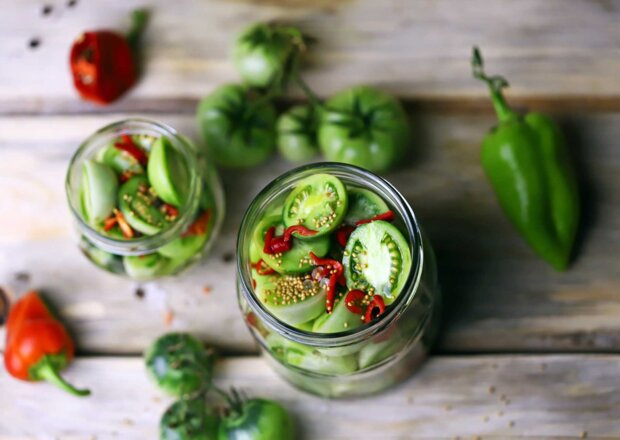 Fotografia przedstawiająca Sałatka z zielonych pomidorów z papryką