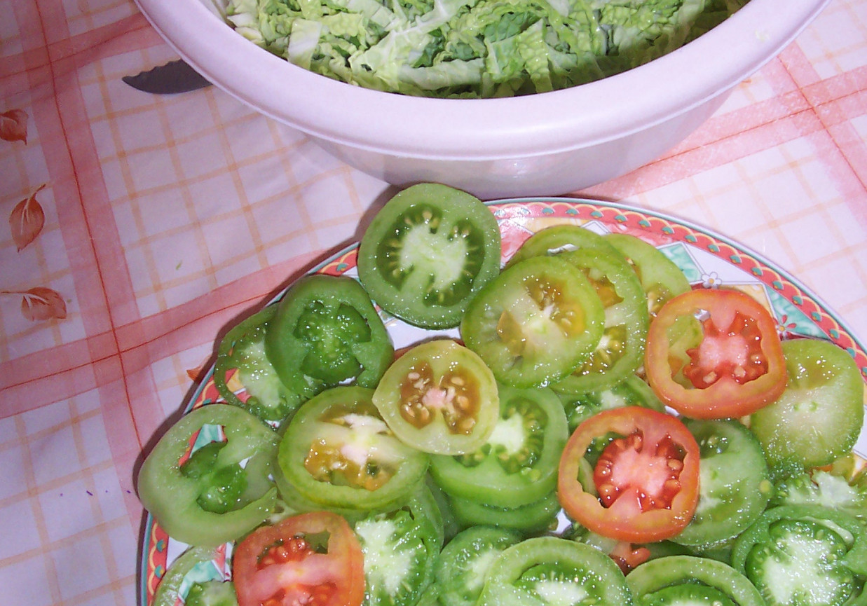 Sałatka z zielonych pomidorów foto