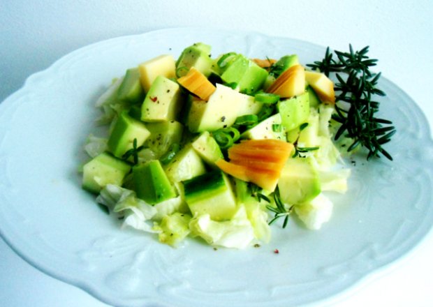 Fotografia przedstawiająca Sałatka z zielonych warzyw z wędzonym serem, awokado i olejem arganowym